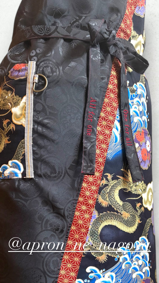 LINE customer 黒家紋柄と黒の龍柄ぬれんがね 和モダンエプロン サテンジャガード 綿素材プリント