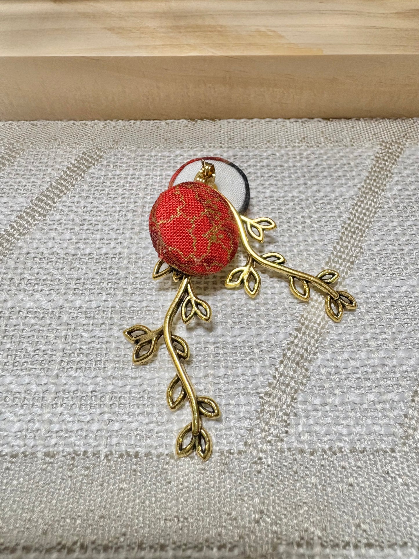 #811/ 発送7日以内 4way◆和モダンピアス 牡丹 赤 金彩くるみボタン 金属アレルギー対応 和柄 和風 着物 Kimono Japan