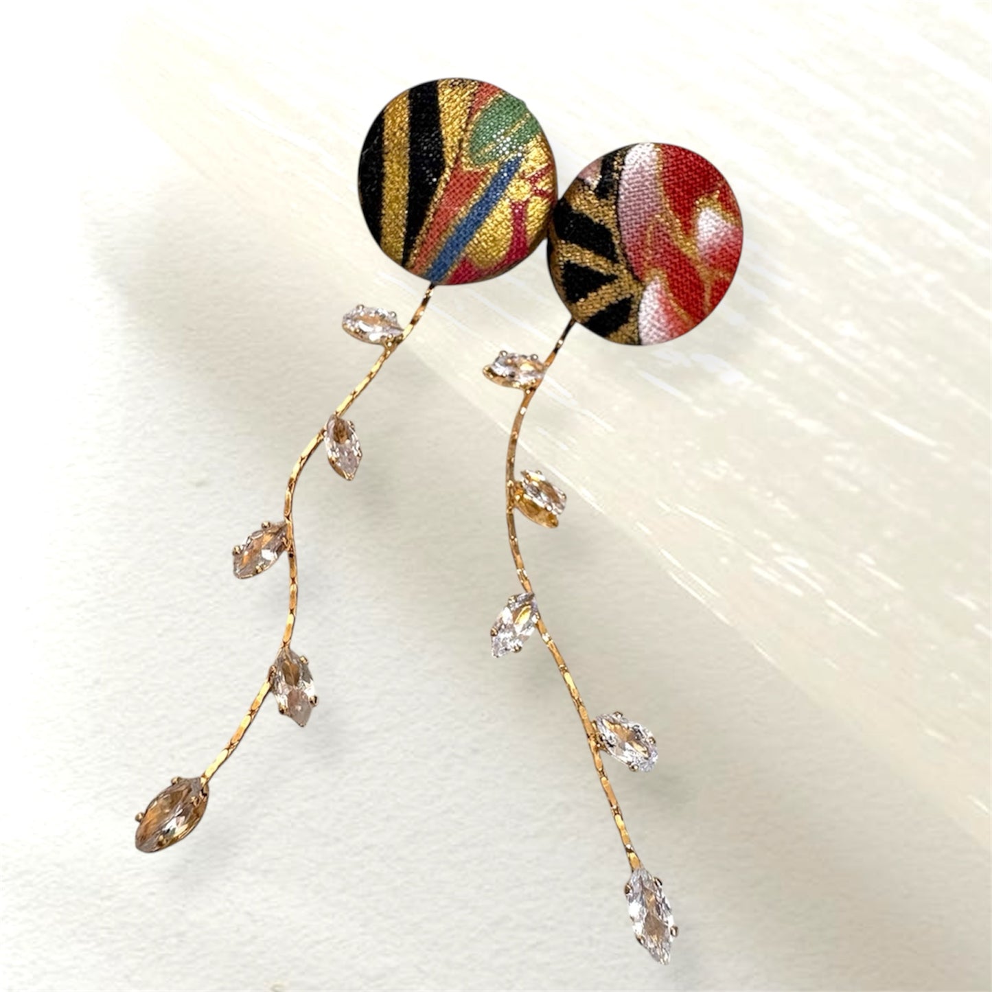 #814/ 発送7日以内 4way◆和モダンピアス 赤い花 金彩 くるみボタン ビジューチャーム 金属アレルギー対応パーツ 和柄 和風 着物 和装 Kimono Japan