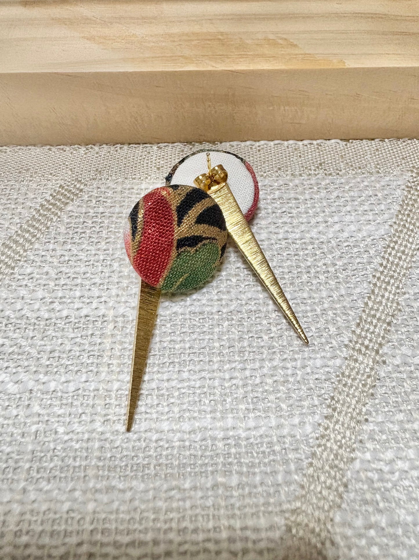 #813/ 発送7日以内 4way◆和モダンピアス 赤い牡丹 金彩 くるみボタン 三角チャーム 金属アレルギー対応 和柄 和風 着物 和装 Kimono Japan