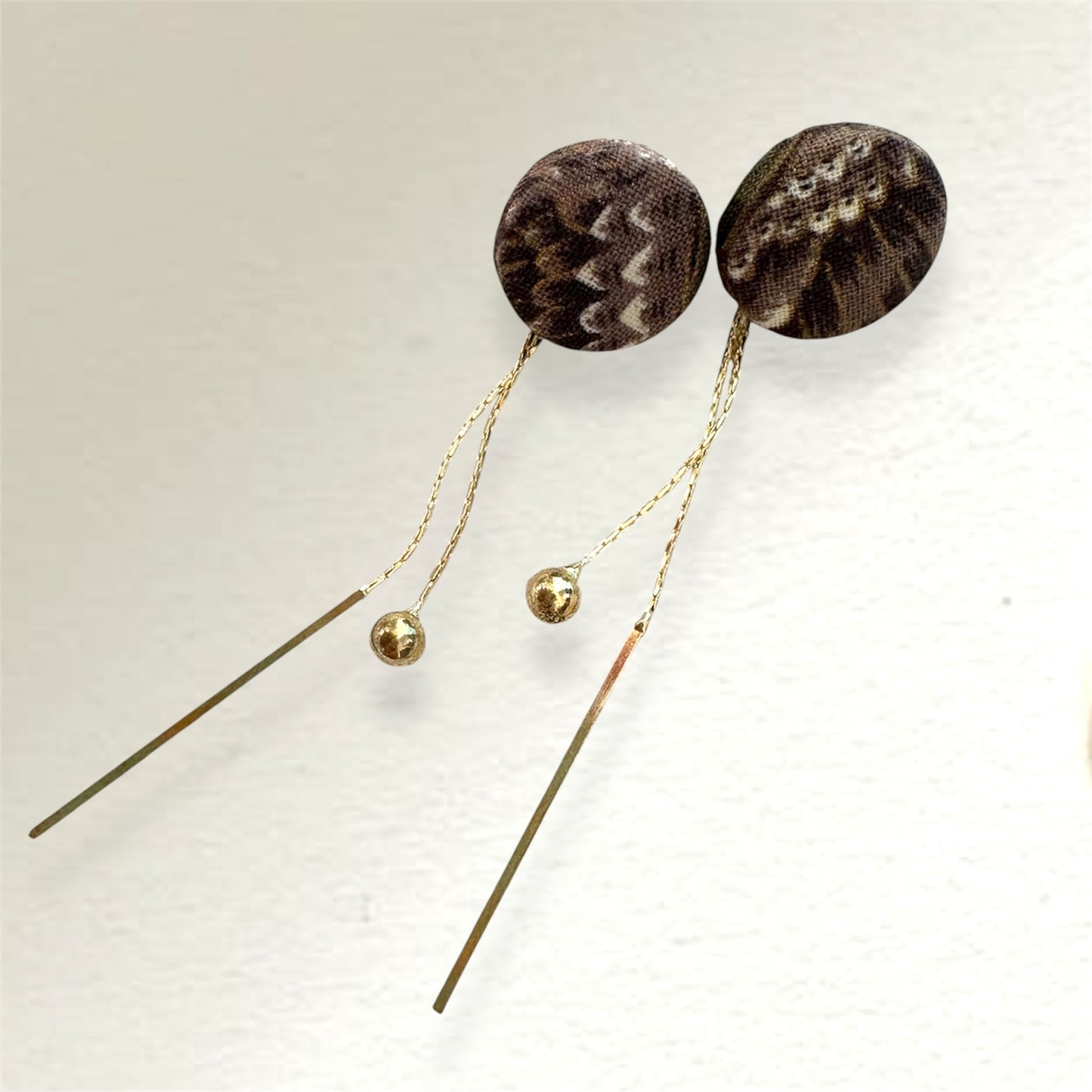 #820/ 発送7日以内 4way◆和モダンピアス 鷹羽 金彩 くるみボタン 三角チャーム 金属アレルギー対応 和柄 和風 着物 和装 Kimono Japan