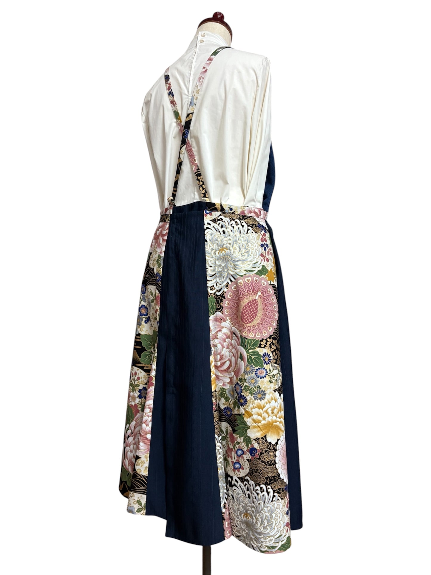 和モダンドレスエプロン 紺色×大輪菊紋様
「NURENGANE(ぬれんがね)」— Japanese modern dress apron—