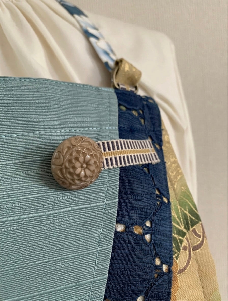 #117/ 発送7日以内 薄緑と鶴文様 ぬれんがね 和モダンエプロン 紬クロス 綿素材プリント　カフェ　レストラン　ユニフォーム　旅館　和風  NURENGANE Japanese modern ,KIMONO pattern apron