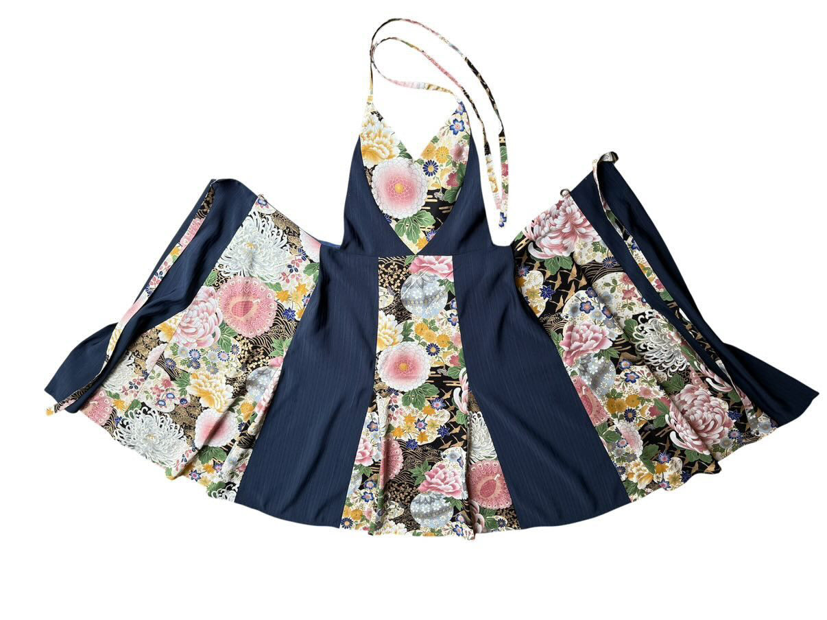 和モダンドレスエプロン　紺色×大輪菊紋様
「NURENGANE（ぬれんがね）」— Japanese modern dress apron—