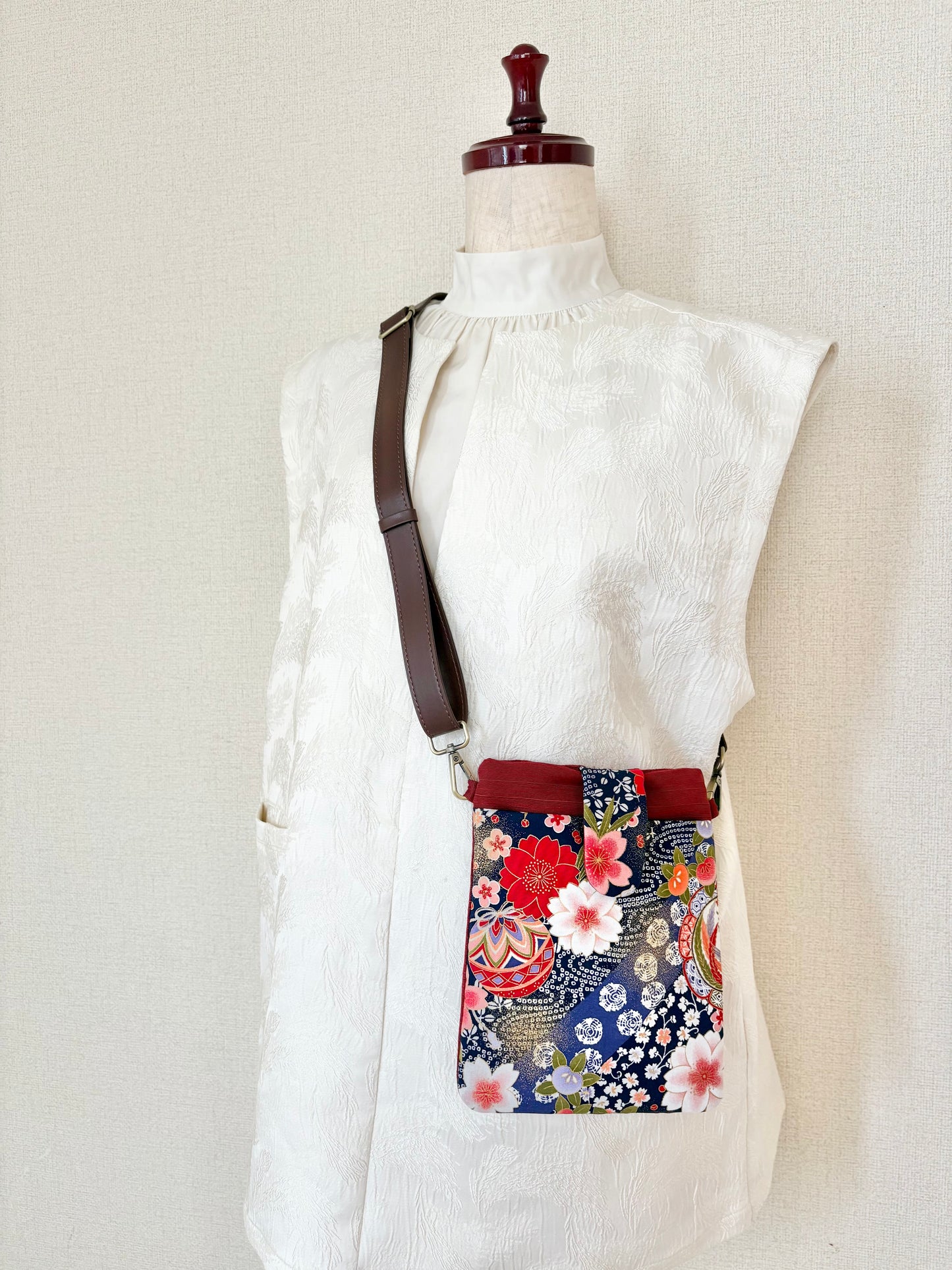 #996【色柄おまかせ！お楽しみ】発送3日以内 和モダン スマホショルダー大 /雑貨類