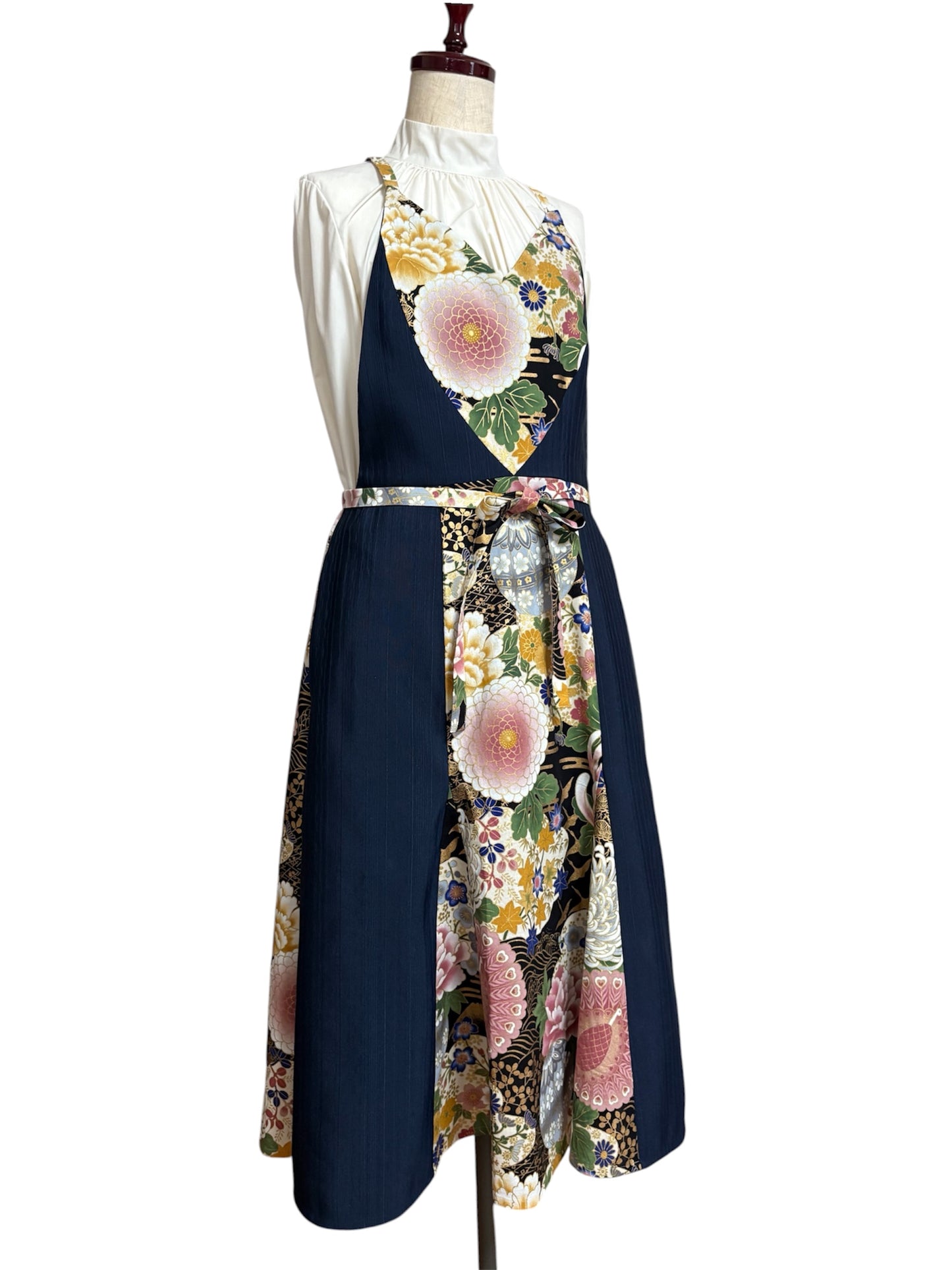 和モダンドレスエプロン　紺色×大輪菊紋様
「NURENGANE（ぬれんがね）」— Japanese modern dress apron—