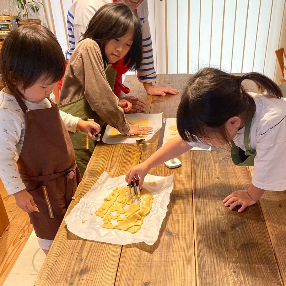 #701 ご発送3日以内　リーフグリーン キッズエプロン ぬれんがねNURENGANE ✳︎表地で吸水・裏地で水から守るエプロン✳︎ コットン素材　男女兼用 ギフトラッピング 名入れ シンプル無地　男の子　女の子