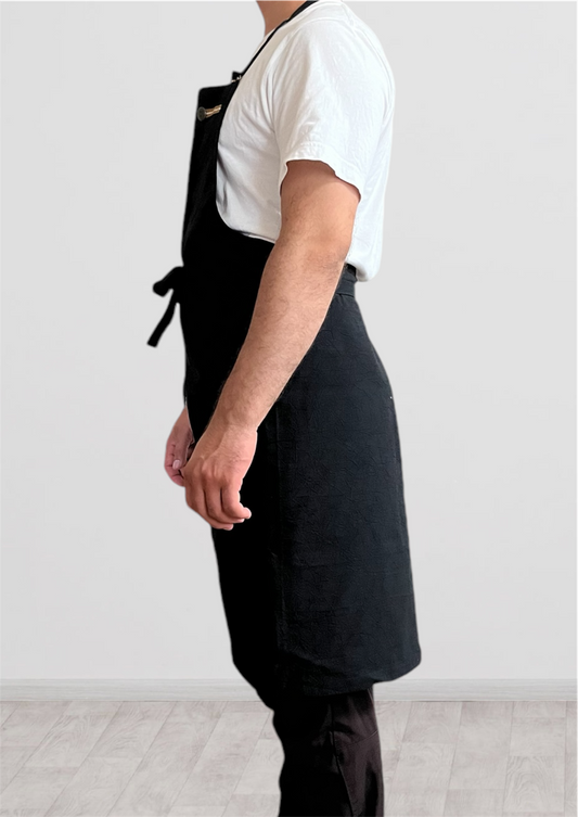 #0082 発送14日以内 ブラック メンズ着用イメージ/ぬれんがね ベーシック 表地で吸水、裏地で水から守るエプロン 手もみ風コットン布地 NURENGANE BASIC apron