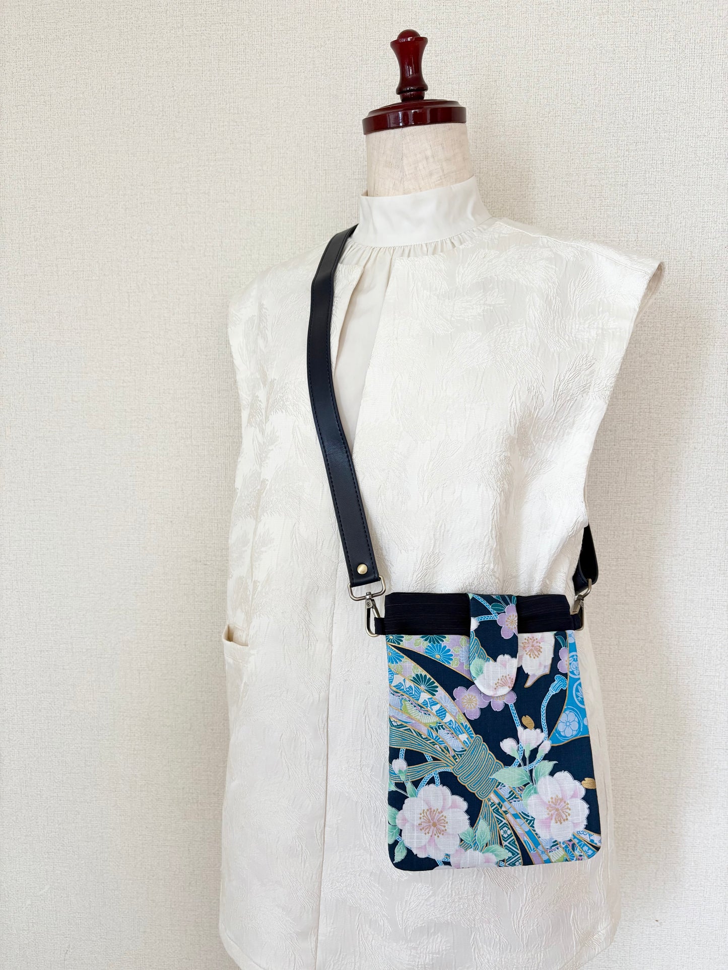 #996【色柄おまかせ！お楽しみ】発送3日以内 和モダン スマホショルダー大 /雑貨類