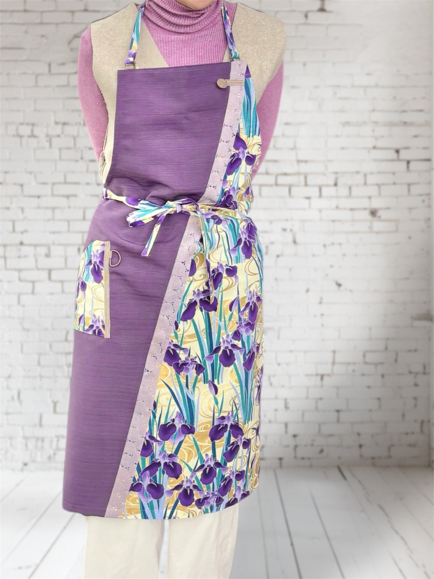 #213/発送3日以内　紫色とかきつばた文様 ぬれんがね 和モダンエプロン 紬クロス 綿素材プリント カフェ　レストラン　ユニフォーム　旅館　和風