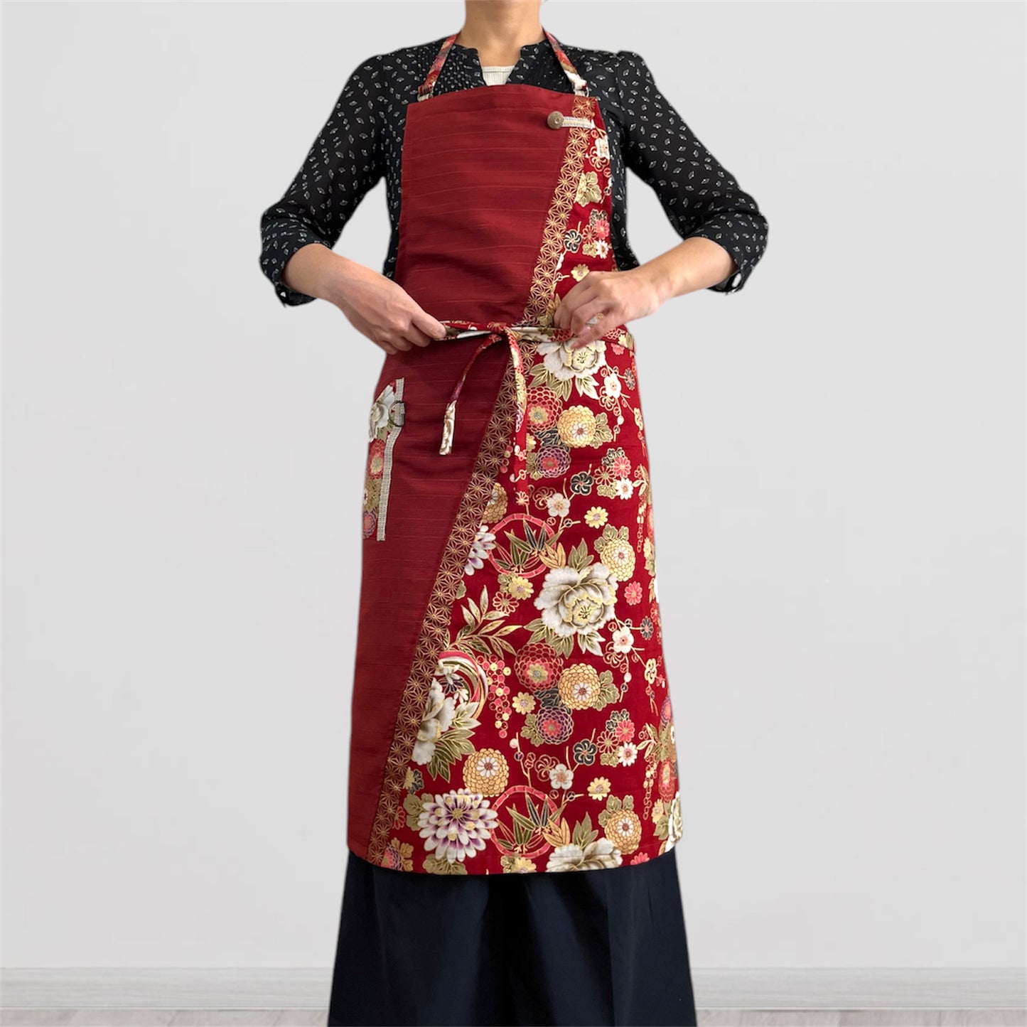 【茜 -Akane- 】丙午開運和モダンエプロンぬれんがね   牡丹と菊の吉祥柄 紬クロス 綿素材プリント　カフェ　レストラン　ユニフォーム　旅館　和風 NURENGANE Japanese modern ,KIMONO pattern apron
