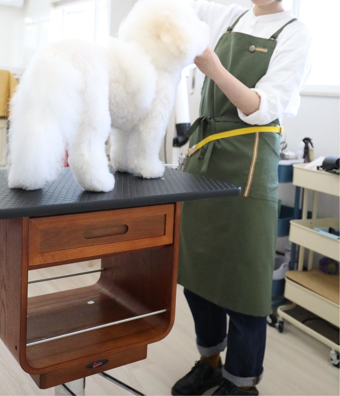 #601 在庫限り　カーキ【プロライン/スタンダードタイプ】トリマー さんの声から生まれた！吸水速乾・軽量・毛が落ちやすいワーキングエプロン